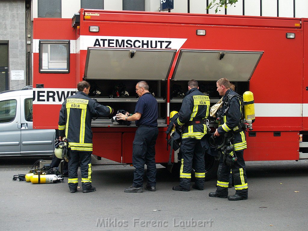 Schwerer Kellerbrand Koeln Ehrenfeld Venloerstr P090.JPG